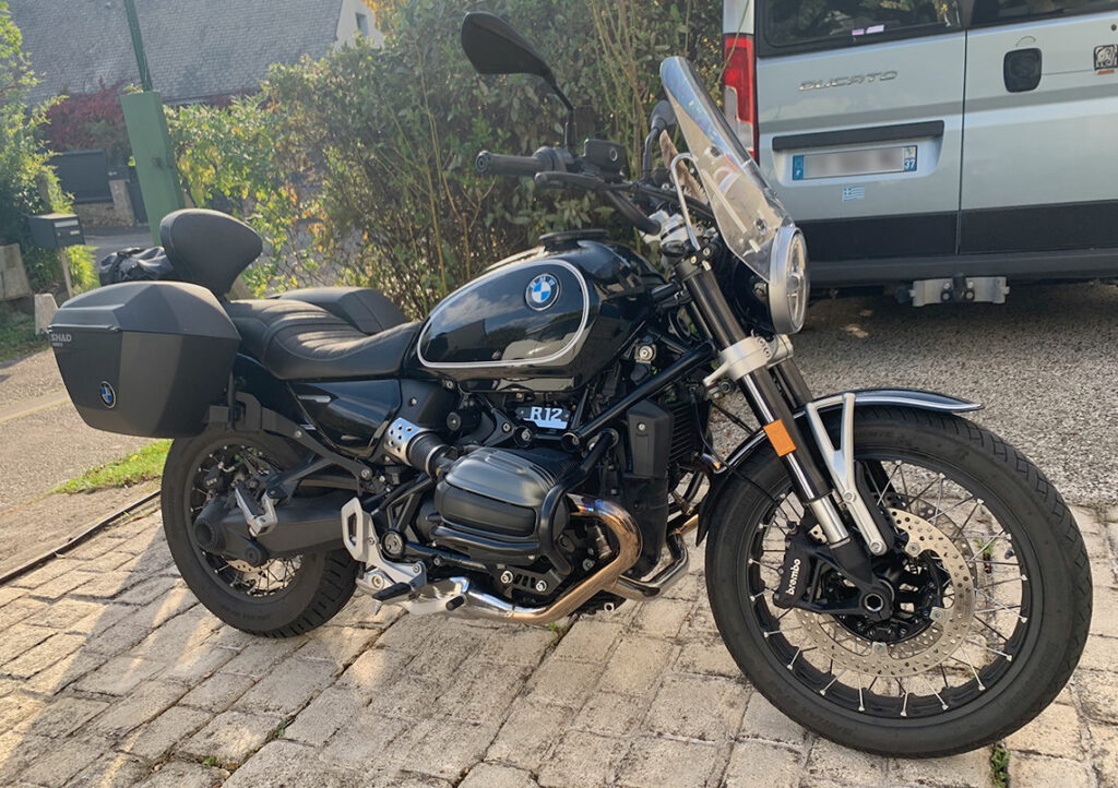Et une bulle Royal Enfield... une. Et sacoches de ville SHAD SH23.